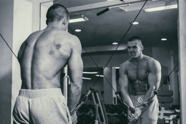 Spor salonunda vücut geliştirmeci