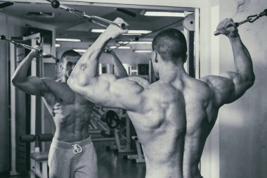 Spor salonunda vücut geliştirmeci