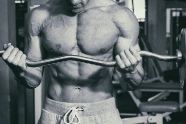 Spor salonunda vücut geliştirmeci