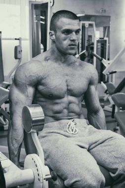 Spor salonunda vücut geliştirmeci