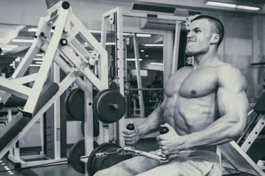 Spor salonunda vücut geliştirmeci