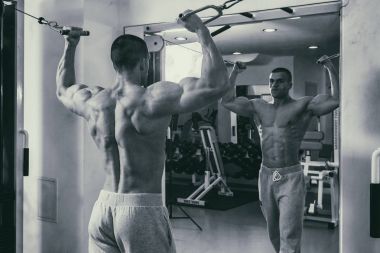 Spor salonunda vücut geliştirmeci