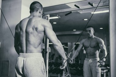 Spor salonunda vücut geliştirmeci