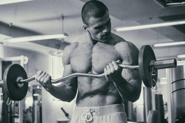 Spor salonunda vücut geliştirmeci