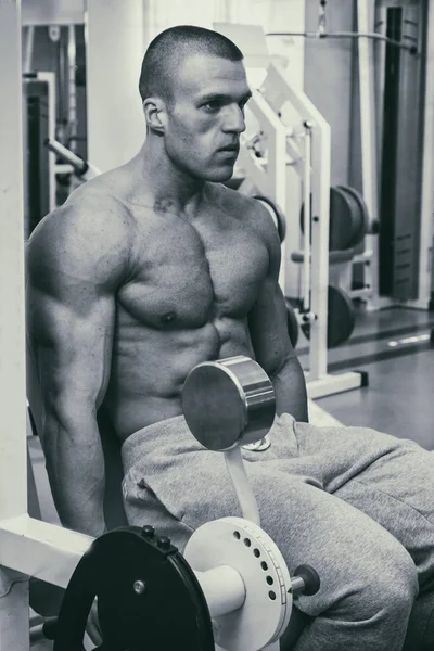Bodybuilder in the gym — Stock Photo, Image