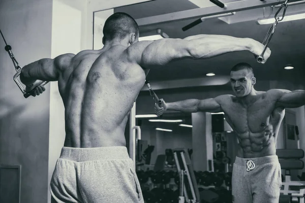 Spor salonunda vücut geliştirmeci