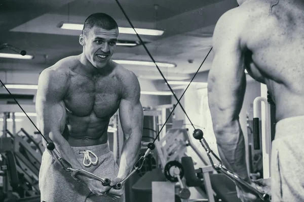 Bodybuilder dans la salle de gym — Photo