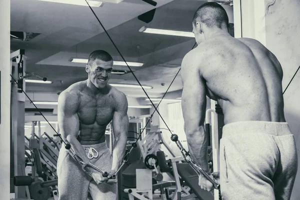 Bodybuilder in the gym — Stock Photo, Image