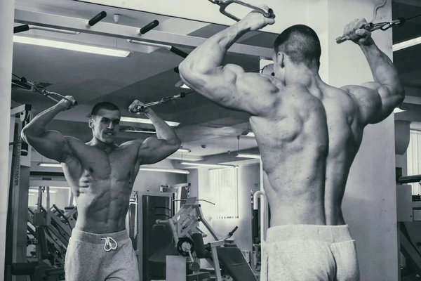 Spor salonunda vücut geliştirmeci