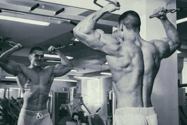 Spor salonunda vücut geliştirmeci