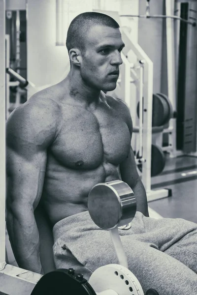 Culturista in palestra — Foto Stock