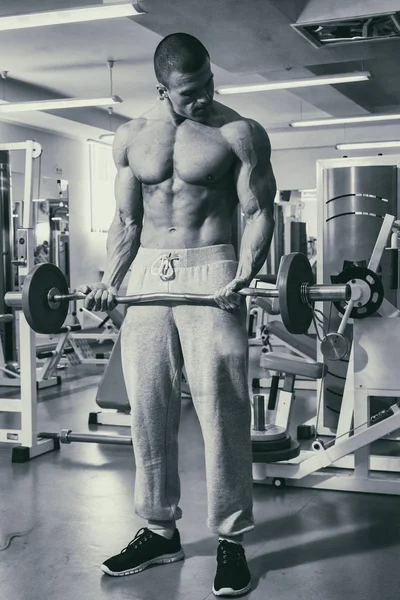 Bodybuilder dans la salle de gym — Photo