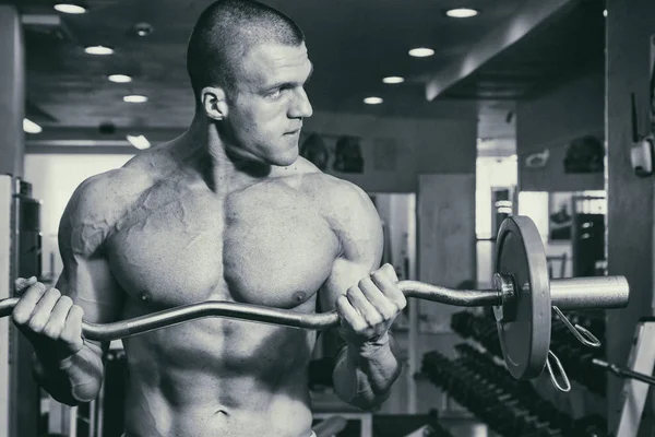 Spor salonunda vücut geliştirmeci