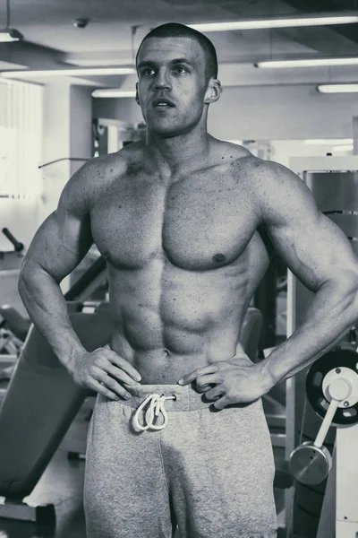 Bodybuilder im Fitnessstudio — Stockfoto