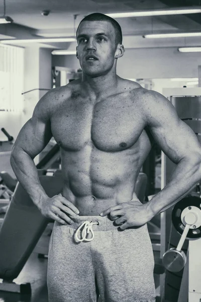 Spor salonunda vücut geliştirmeci