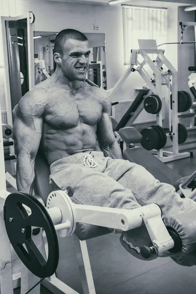 Spor salonunda vücut geliştirmeci — Stok fotoğraf