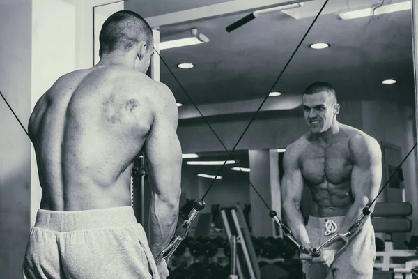 Bodybuilder in the gym — Stock Photo, Image