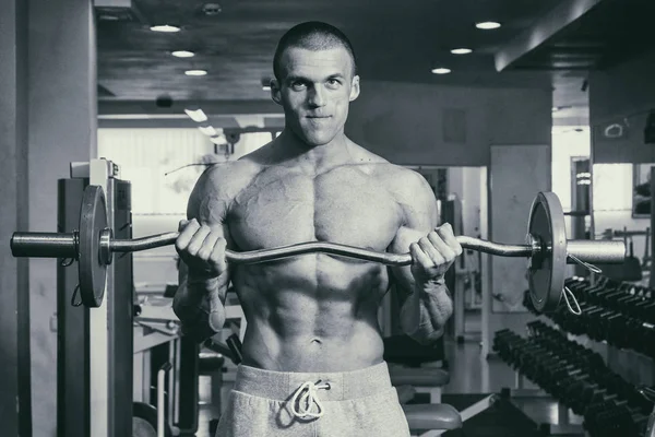 Bodybuilder in de sportschool — Stockfoto