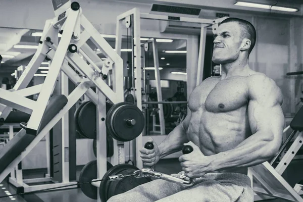 Spor salonunda vücut geliştirmeci