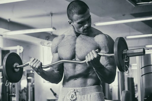 Spor salonunda vücut geliştirmeci