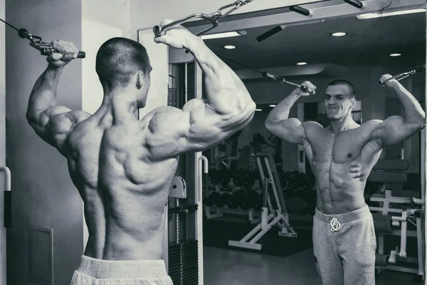 Spor salonunda vücut geliştirmeci