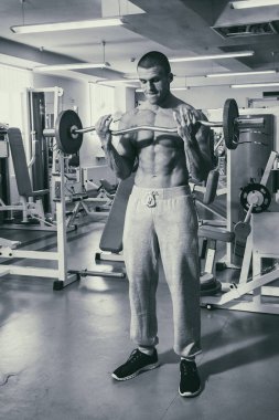 Spor salonunda vücut geliştirmeci