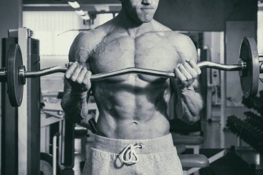 Spor salonunda vücut geliştirmeci