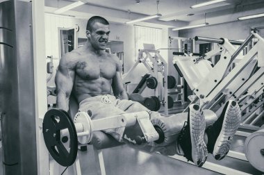 Spor salonunda vücut geliştirmeci