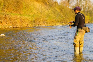 Güzel dağ nehirde balık tutma