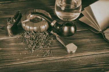 Arka plan yasaktır boru bir siyah beyaz fotoğraf.