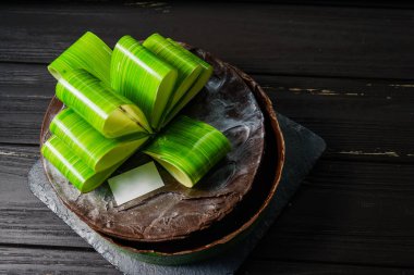 Masadaki çikolatalı pasta. ..