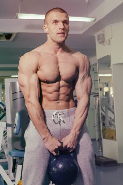 Acımasız güçlü atletik erkek kasları egzersiz bodybuildi kadar pompalama