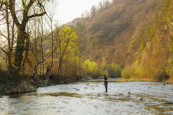 Риболовля в красивій гірській річці — стокове фото