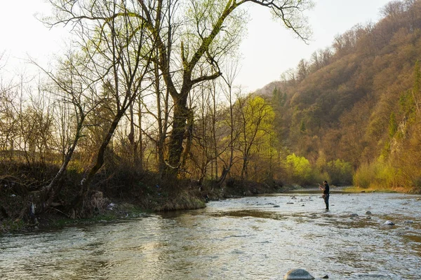 Риболовля в красивій гірській річці — стокове фото