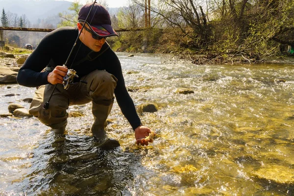 Fishing in a beautiful mountain river — Stock Photo, Image