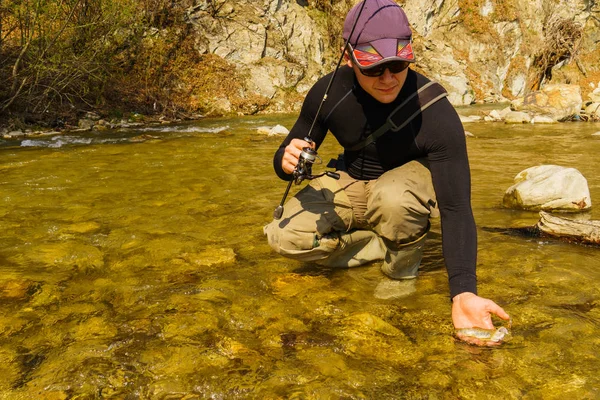 Pesca en un hermoso río de montaña —  Fotos de Stock