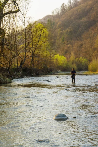 Pesca em um belo rio de montanha — Fotografia de Stock