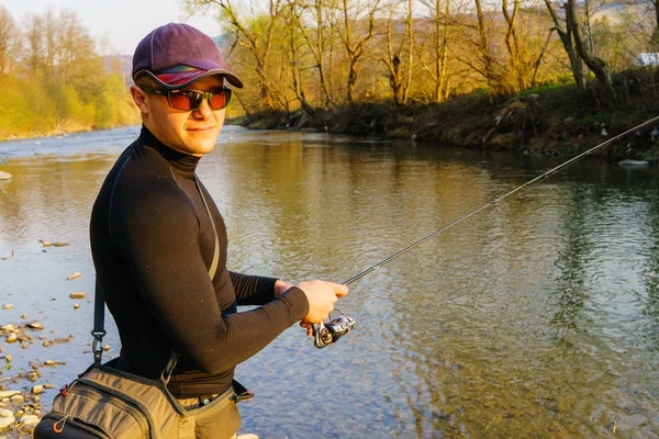 Pesca in un bellissimo fiume di montagna — Foto Stock