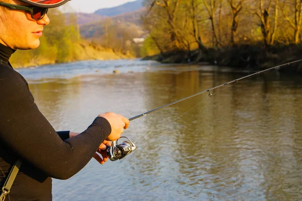 Güzel dağ nehirde balık tutma