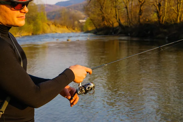 Pesca in un bellissimo fiume di montagna — Foto Stock