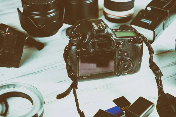hafif bir arka plan üzerinde fotoğrafik donanımlar.