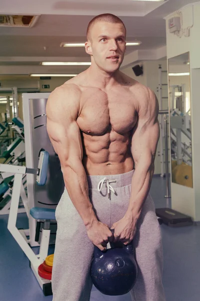 Brutalt starka atletiska män pumpa upp muskler träning bodybuildi — Stockfoto