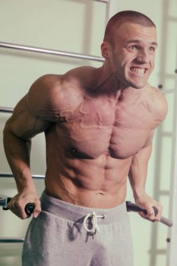 Acımasız güçlü atletik erkek kasları egzersiz bodybuildi kadar pompalama