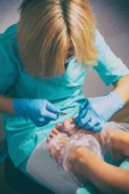 Pedikür yaparken güzellik uzmanı