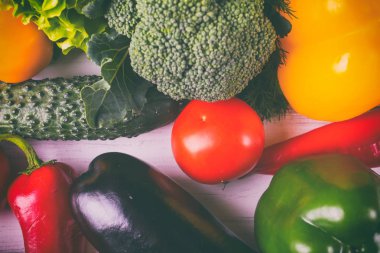 Taze sebzeler masada. ..