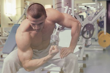 Acımasız güçlü atletik erkek kasları egzersiz bodybuildi kadar pompalama