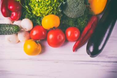 Taze sebzeler masada. ..