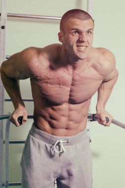 Acımasız güçlü atletik erkek kasları egzersiz bodybuildi kadar pompalama