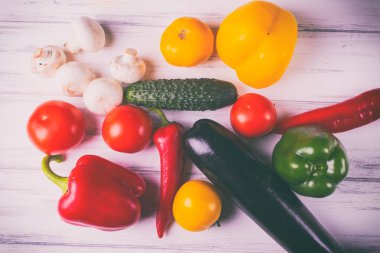 Taze sebzeler masada. ..