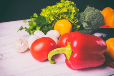 Taze sebzeler masada. ..